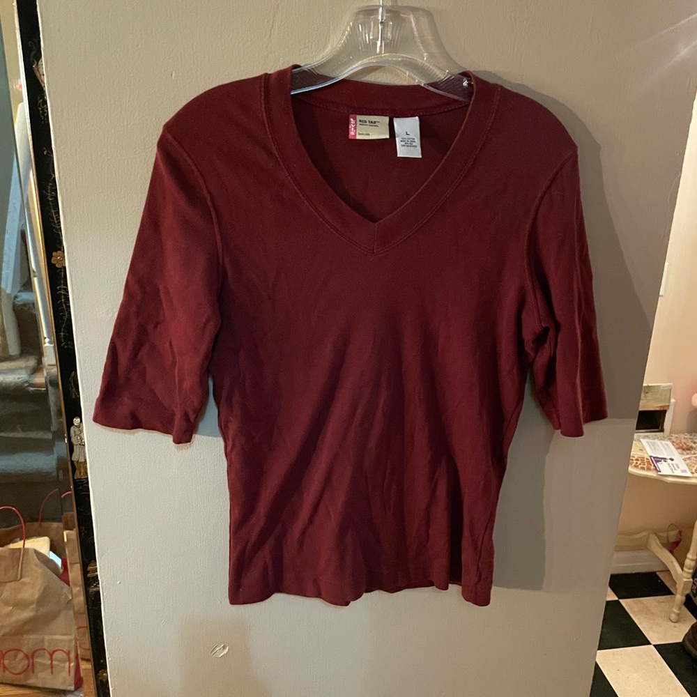 Levi's Women's V-Neck red Tshirt